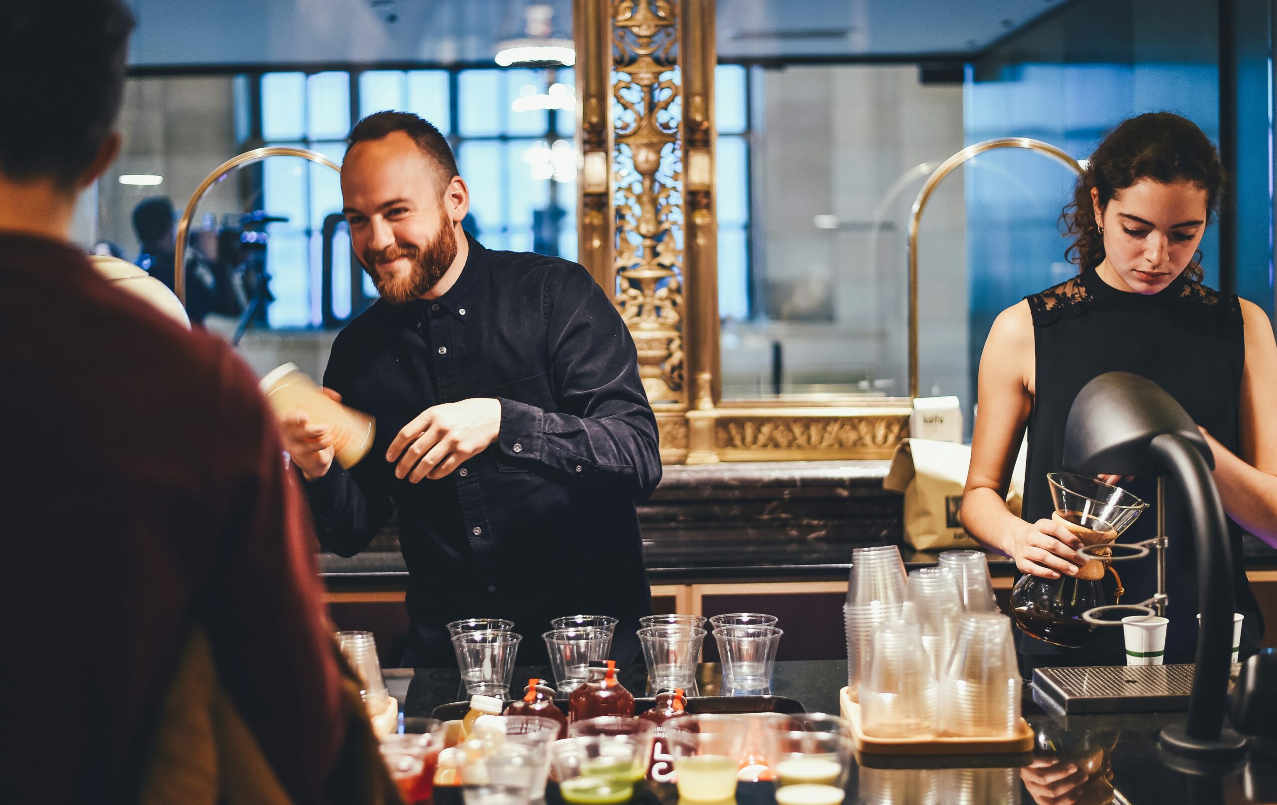 how-to-start-a-bar - man and woman at a bar mixing drinks