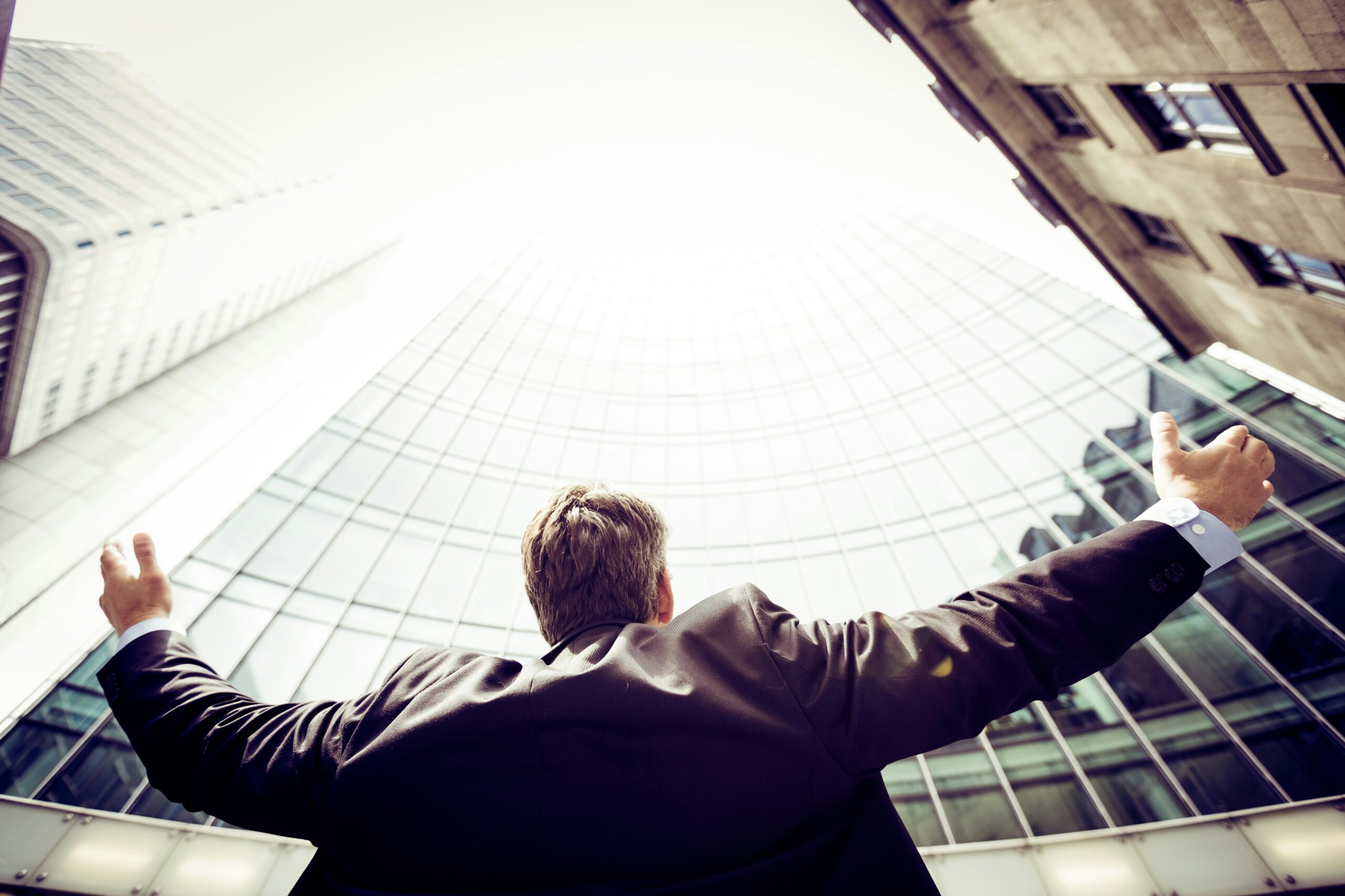 how-to-launch-a-business-in-Wisconsin businessman looking up the building